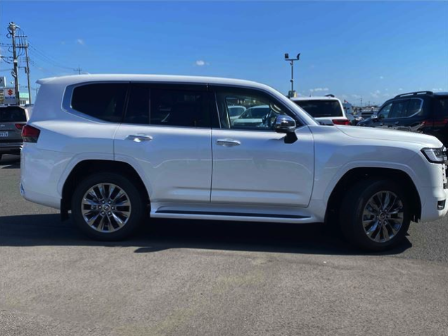 TOYOTA LAND CRUISER 300S ZX (2024)
