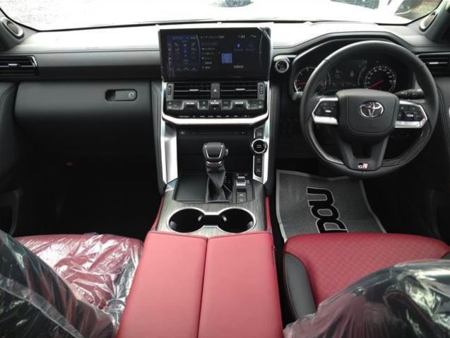 TOYOTA LAND CRUISER 300S GR (2024)