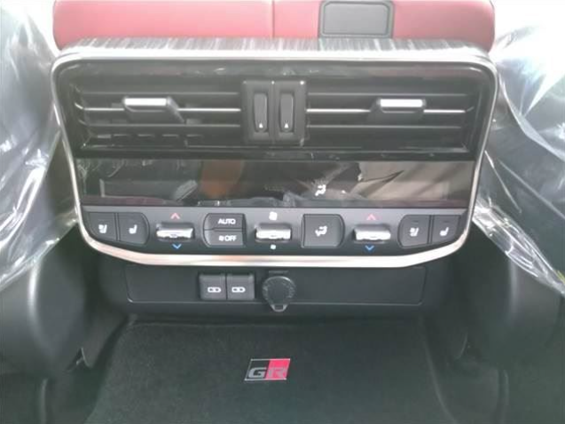 TOYOTA LAND CRUISER 300S GR (2024)